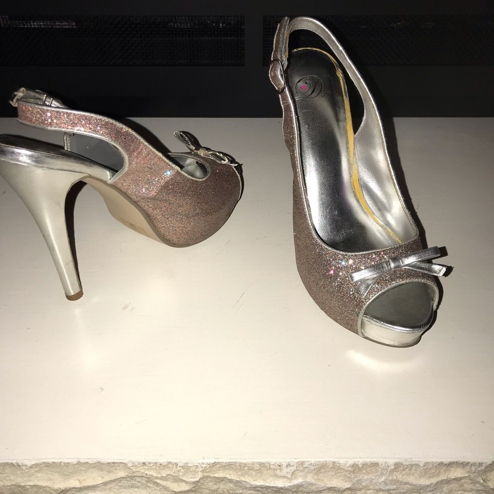 Sparkling light pink heels